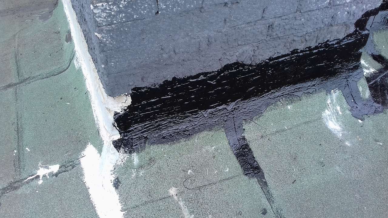  замазать швы на крыше металлического гаража - фото